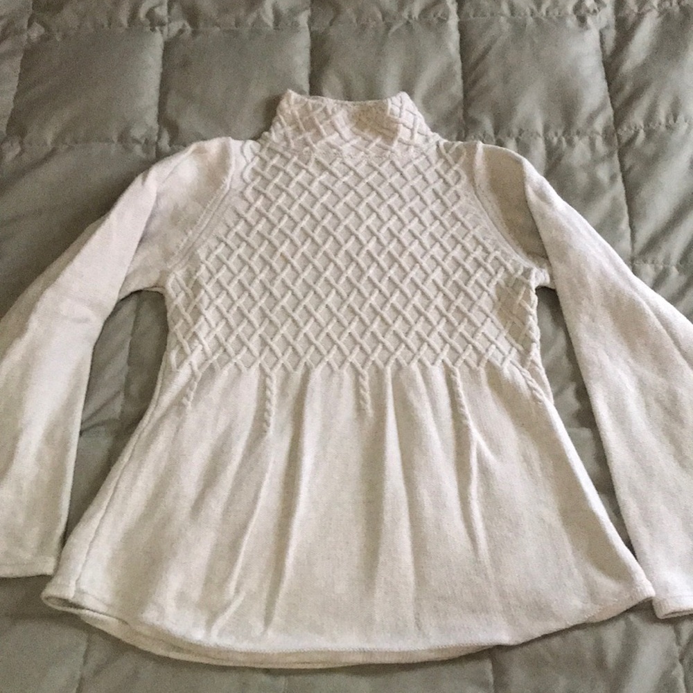 Comfortable and stylish cream sweater. Womens size M